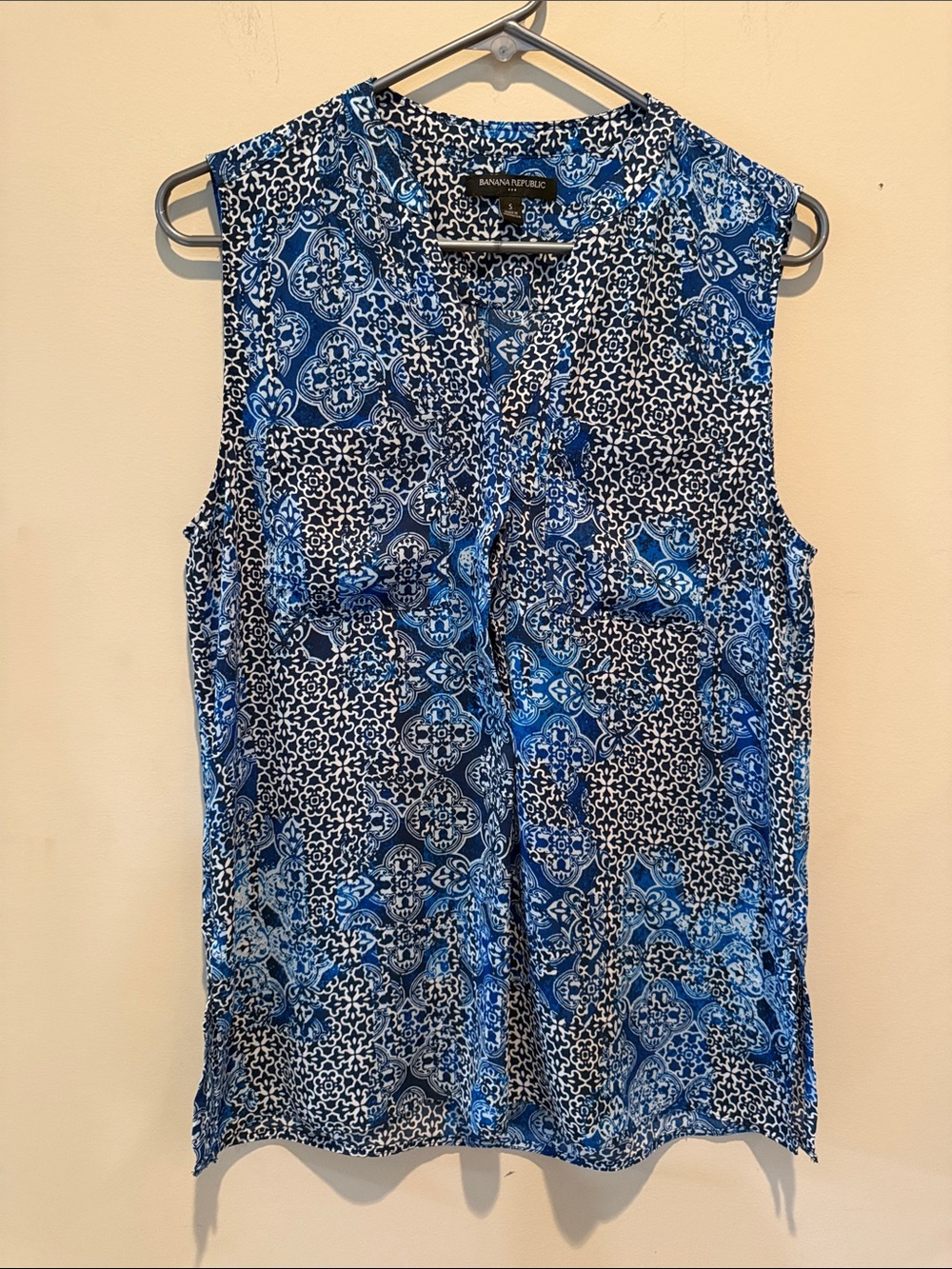 Banana Republic Blue Patterned Sleeveless V-Neck Camisole